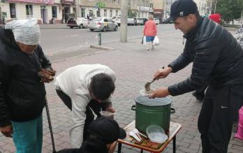 Каждую субботу кормление нуждающихся